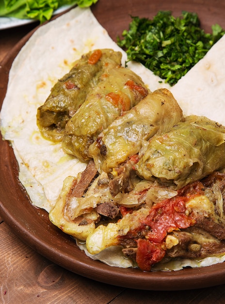 Kelem dolmasi, mit fleisch und reis gefüllte kohlblätter, mit ...