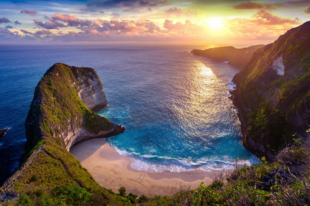 Kelingking beach bei sonnenuntergang in nusa penida insel  