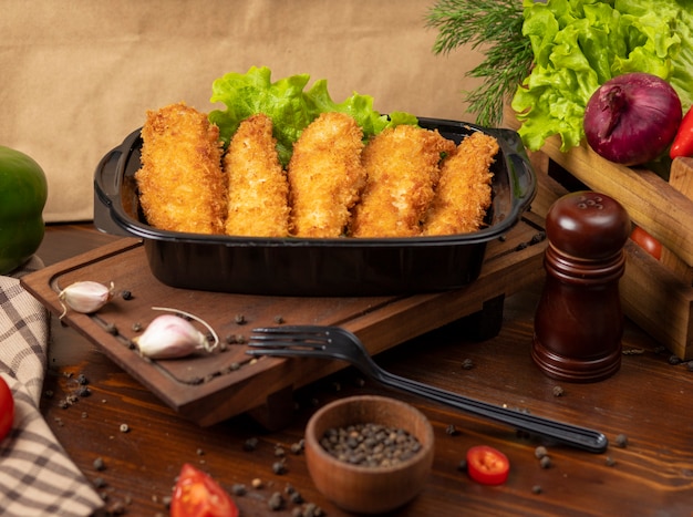 Kfc-art gebratenes hühnernuggets zum mitnehmen im schwarzen behälter Kostenlose Fotos