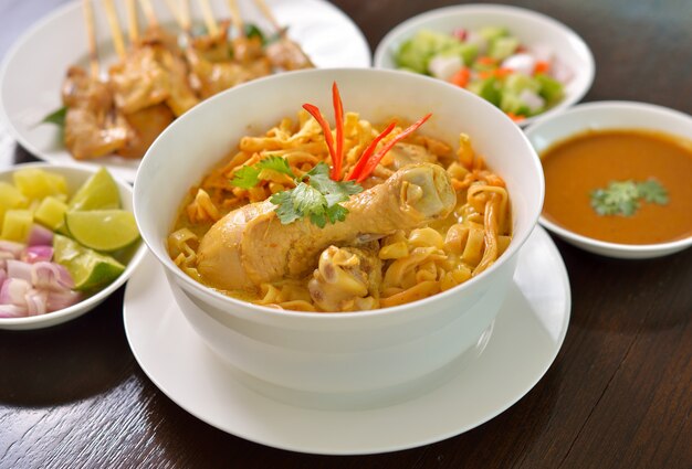 Khao soi, curry-nudeln, thailändisches essen | Premium-Foto
