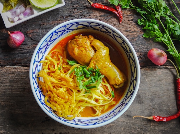 Khao soi kai, thailändische nudel | Premium-Foto