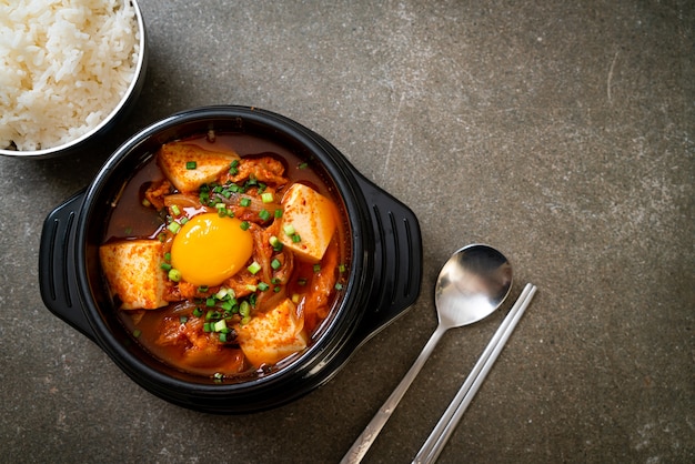 &amp;#39;kimchi jjigae&amp;#39; oder kimchi-suppe mit tofu und ei oder koreanischer ...