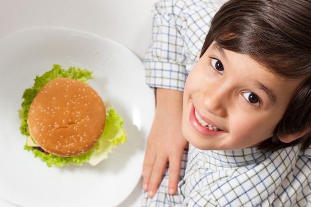 Kind, das burger isst Premium Fotos