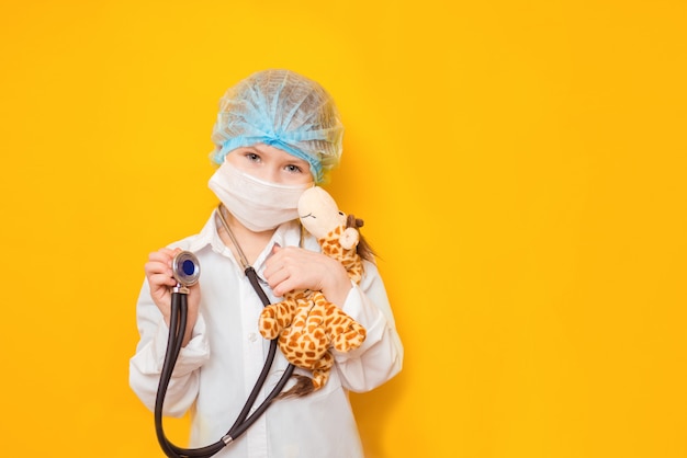 Kind Spielender Arzt Mit Spielzeugtiergiraffe Kinderarzt Fur Kinder Im Vorschul Und Kindergarten Konzept Fur Kinder Gesundheitswesen Und Menschen Premium Foto