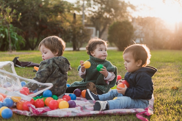 Kinder Die Mit Spielzeug Im Garten Spielen Download Der