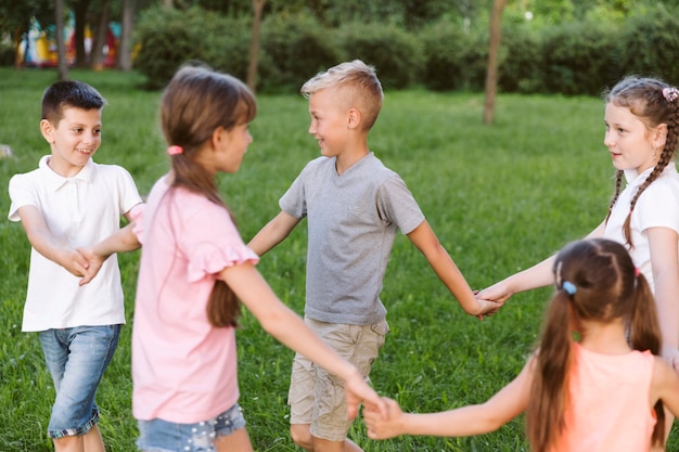 Kinder Halten Ihre Hände Zusammen Kostenlose Foto 