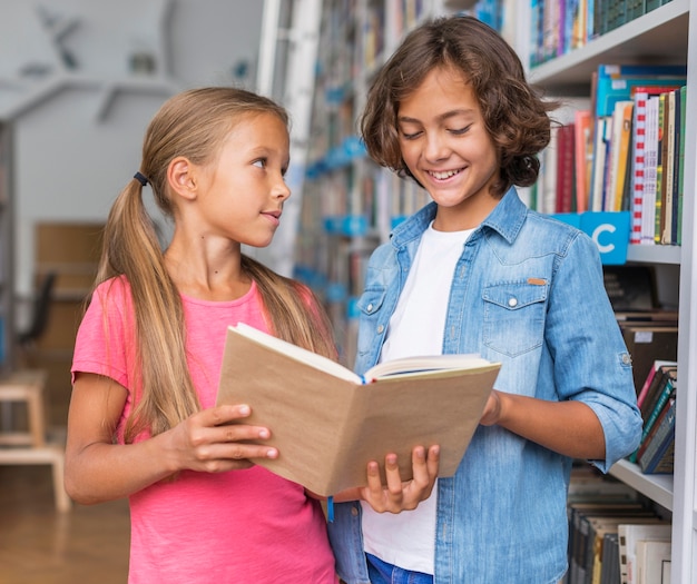 Kinder Lesen Aus Einem Buch In Der Bibliothek Kostenlose Foto