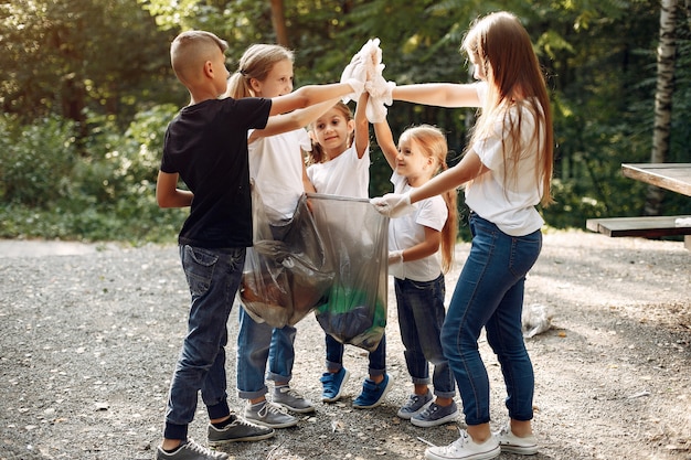 Kinder Sammelt Müll In Müllsäcken Im Park Kostenlose Foto 