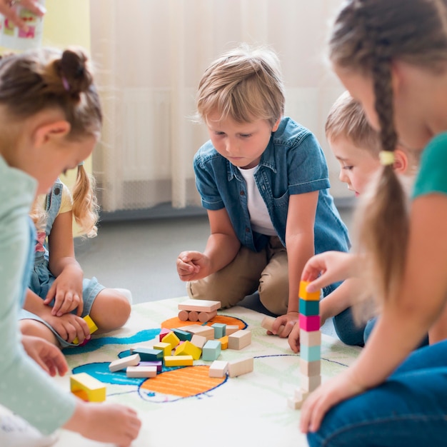 Spielende Kinder