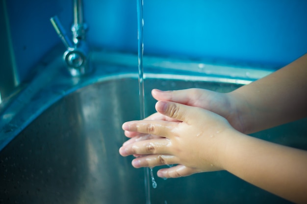 41+ Haende waschen kinder bilder , Kinder waschen sich die hände. PremiumFoto