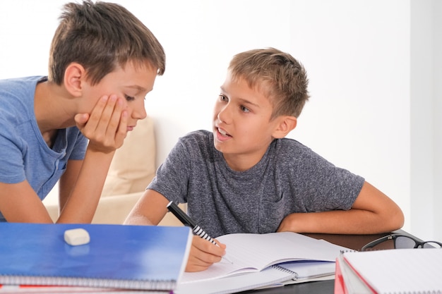 Kinder zu hause machen hausaufgaben mit büchern und reden