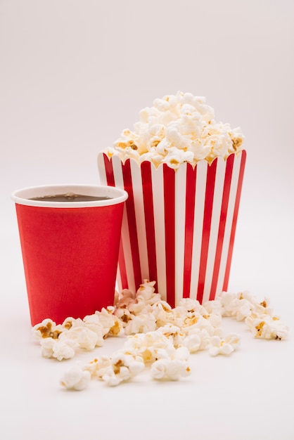 Kino-popcorn-box mit einem erfrischungsgetränk | Kostenlose Foto