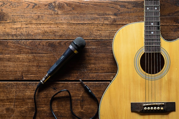 Klassische gitarre und mikrofon für musiker Premium Fotos