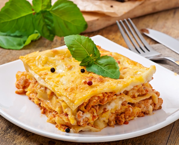 Klassische lasagne mit bolognese-sauce | Kostenlose Foto