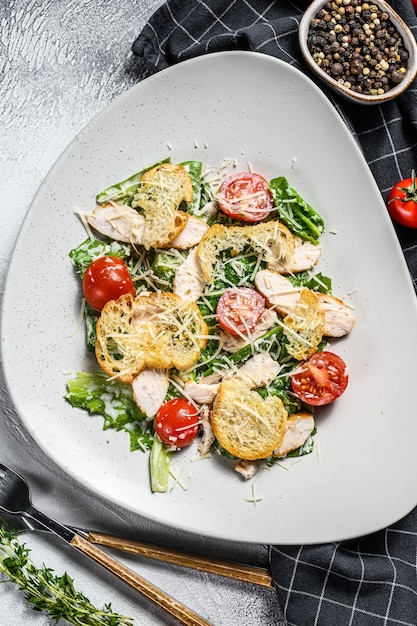 Klassischer caesar-salat mit gegrillter hähnchenbrust, parmesan ...