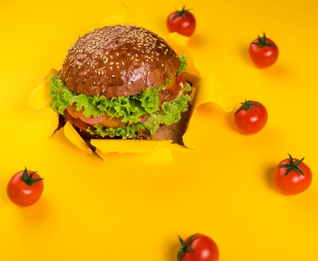 Klassischer rindfleischburger mit kirschtomaten | Kostenlose Foto