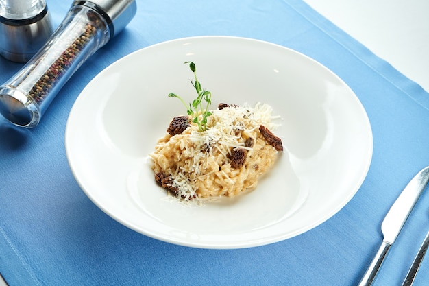 Klassisches italienisches risotto mit trüffel und sonnengetrockneten ...