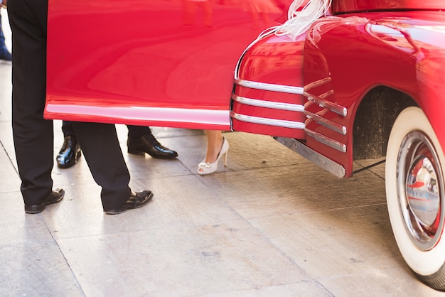 Klassisches retro- rotes hochzeitsauto Premium Fotos