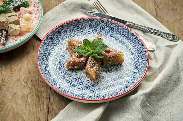 Klassisches türkisches baklava mit pistazien und honig in einer ...