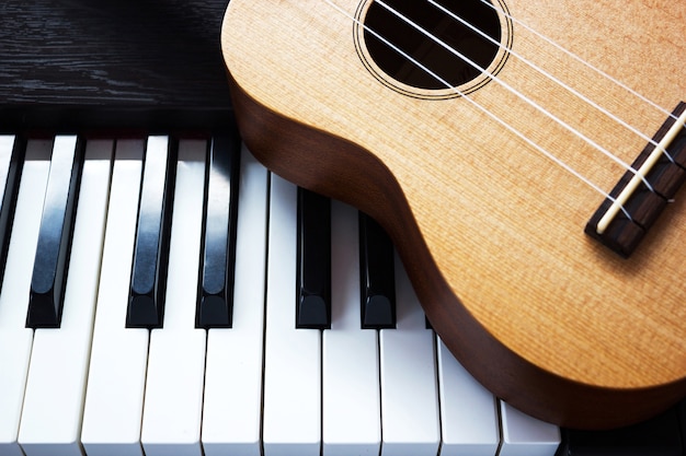 Klavier Und Ukulele Zwei Arten Von Musik Instrument Ansicht Von Oben Premium Foto