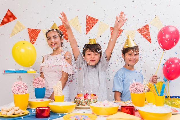 Kleine freunde, die zu hause geburtstagsfeier genießen