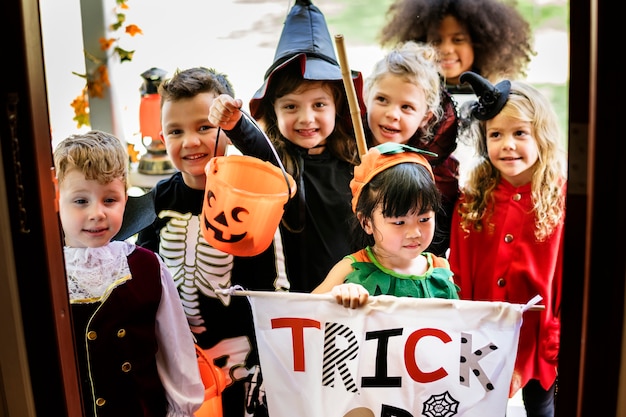 Kleine kinder süßes oder saures an halloween  Premium-Foto