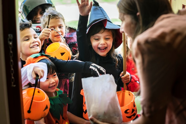 Kleine kinder süßes oder saures an halloween  Kostenlose Foto