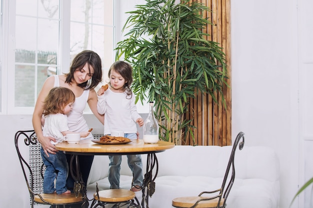 Kleine kindermädchen sind schön und süß, wenn ihre mutter