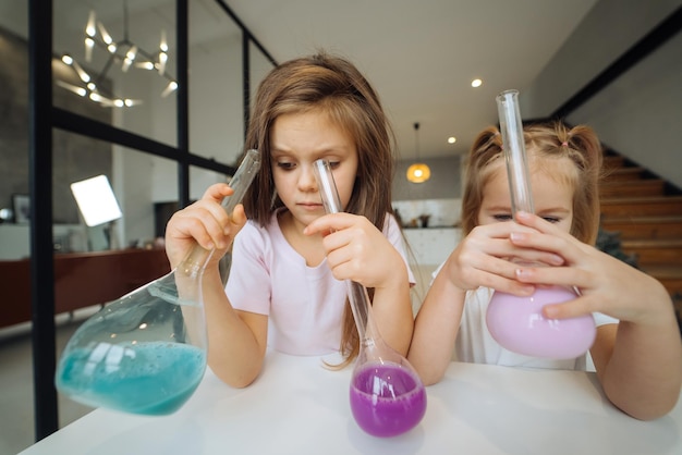 Kleine mädchen, die zu hause chemische experimente machen