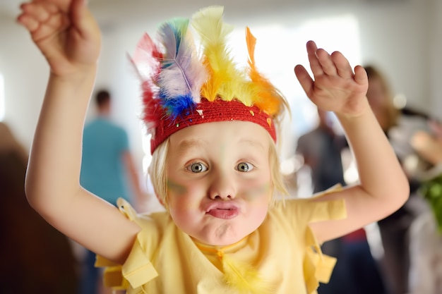 Kleiner junge im theaterstudio für kinder in der rolle des indianers. Premium Fotos