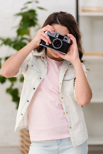 Kleines Mädchen Das Ein Foto Mit Einer Kamera Macht Kostenlose Foto 