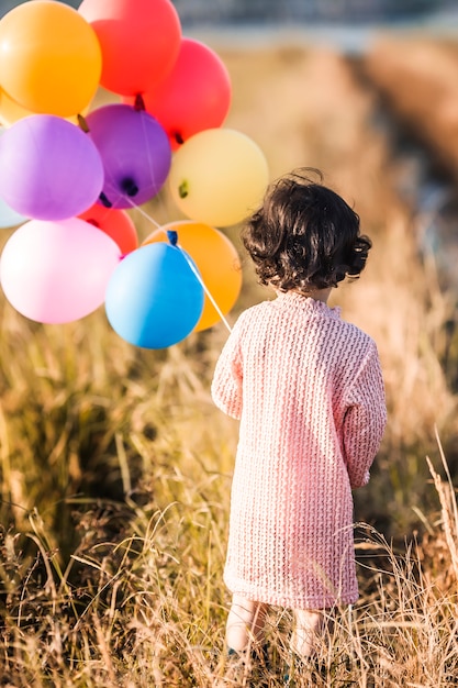 38+ Bild maedchen mit luftballon , Kleines mädchen mit luftballons auf weizenfeld spielen Kostenlose Foto