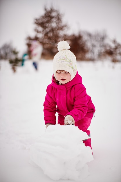 Kleines Madchen Spielt Mit Schnee Und Freut Sich Kostenlose Foto