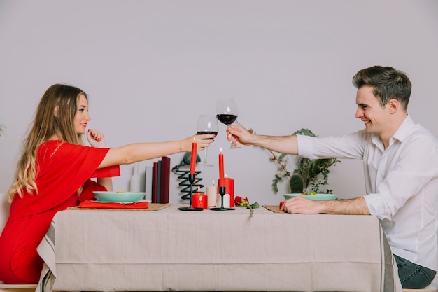 Klirrende Gläser Der Paare Auf Romantischem Abendessen Kostenlose Foto 