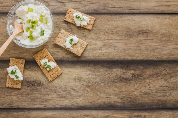 Knäckebrot mit frischem frischkäse auf hölzernem hintergrund Kostenlose Fotos
