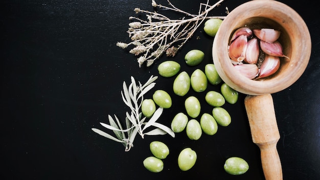Knoblauch mit oliven und kräutern | Kostenlose Foto