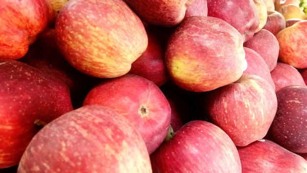 Knusperiger apfelhintergrund des neuen ausgewählten roten honigs in der erntezeit gelegt in einen markt oder in einen basar für verkauf Premium Fotos
