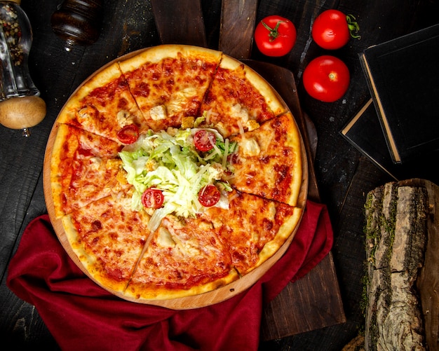 Knusprige Pizza Mit Hahnchen Und Tomate Kostenlose Foto