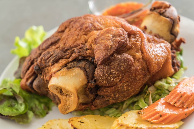 Knusprige schweinshaxe oder deutsche schweinshaxe | Premium-Foto
