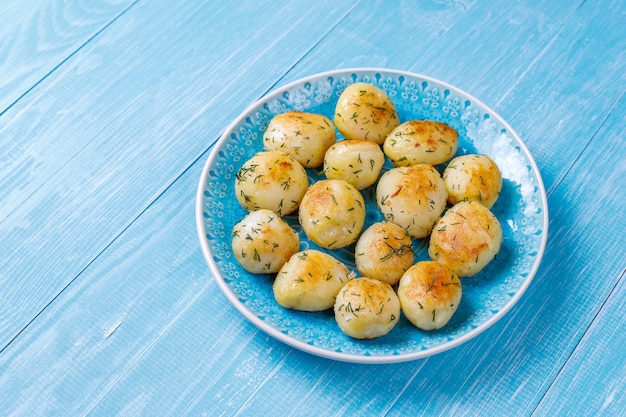 Köstliche geröstete junge kartoffeln mit dill, draufsicht | Kostenlose Foto