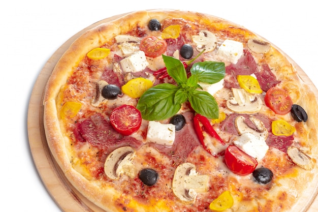 Köstliche pizza diente auf der hölzernen platte, die auf weiß lokalisiert wurde Premium Fotos