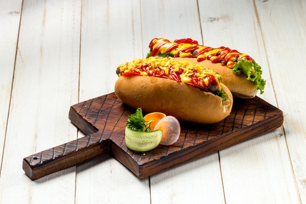 Kostliche Zwei Hot Dogs Mit Ketchup Und Senf Premium Foto