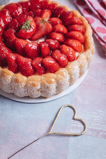 Köstlicher frischer charlotte-kuchen mit erdbeeren und savoiardi-keksen ...
