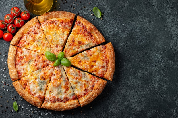 Köstlicher italienischer käse der pizza vier. | Premium-Foto