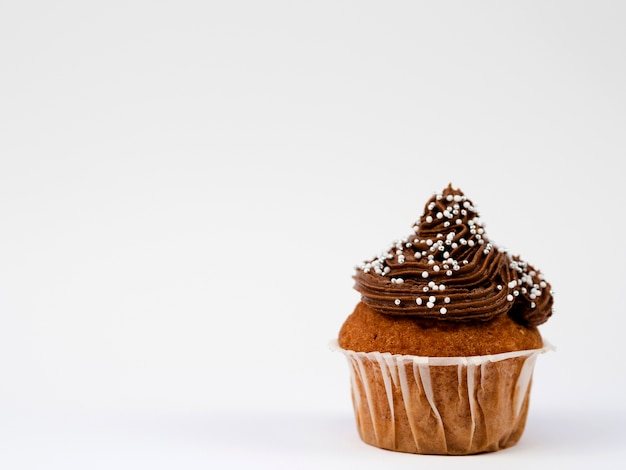 Köstliches muffin der nahaufnahme auf weißem hintergrund Kostenlose Fotos