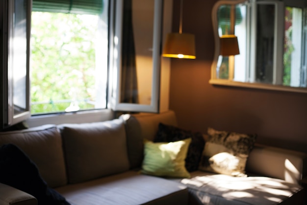 komfortables wohnzimmer mit sofa und offenem fenster