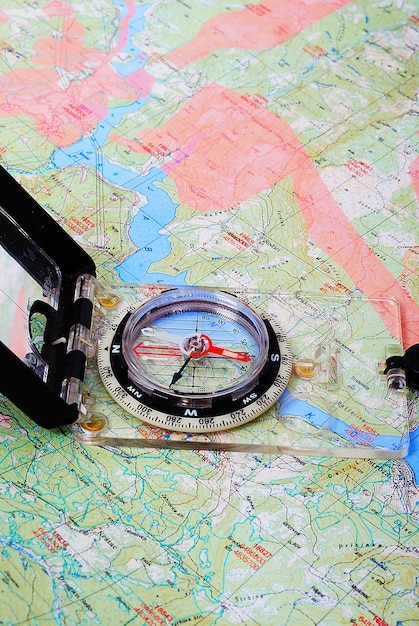 Kompass auf der karte | Premium-Foto