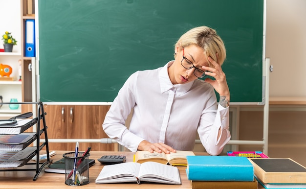 Konzentrierte Junge Blonde Lehrerin Mit Brille Die Am Schreibtisch Mit