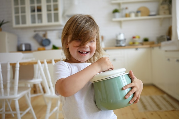 Konzept Der Kindheit Und Unschuld Schones Entzuckendes Baby Mit Charmantem Lacheln Spielend Mit Mutterauflauf Nettes Weibliches Kind Das Topf Halt Und Suppe Zum Abendessen Kocht Glucklich Lachelnd Kostenlose Foto