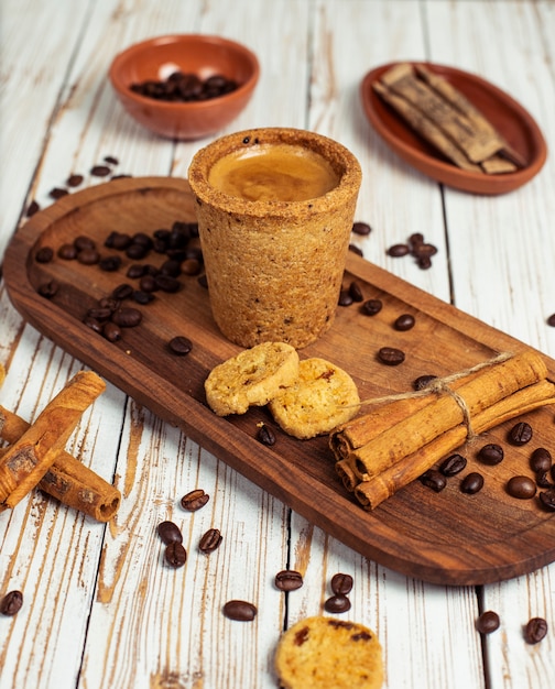 Konzept des gutenmorgens - schaumiger espressokaffee des frühstücks begleitet von den köstlichen plätzchen und vom zimt Kostenlose Fotos